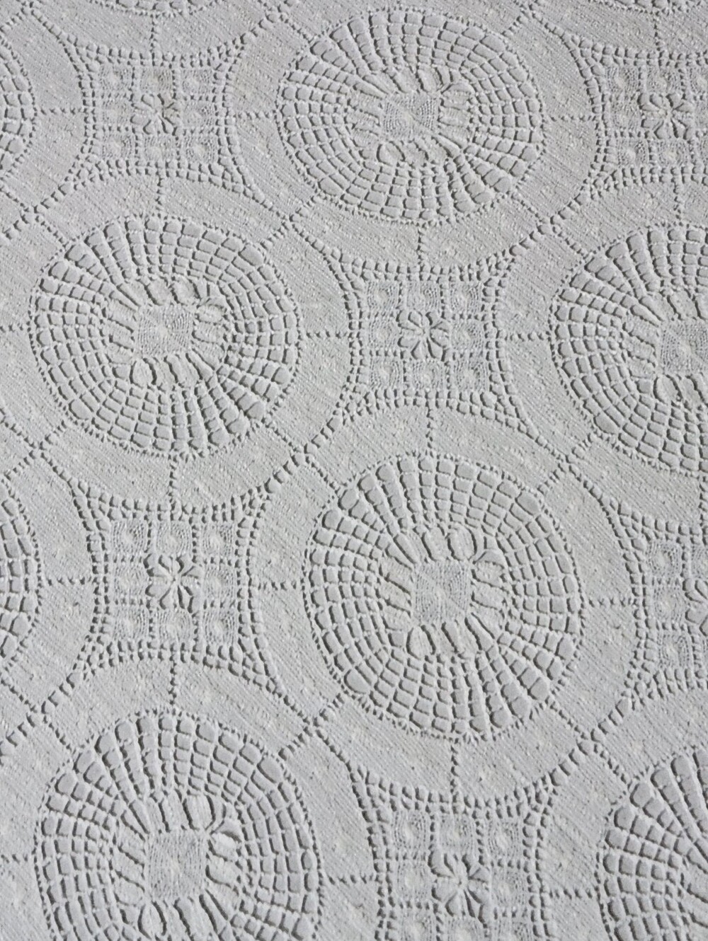 VINTAGE HANDMADE CLUNY LACE TABLECLOTH